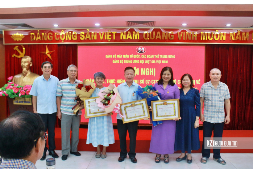 Các đại biểu chúc mừng các đồng chí vinh dự nhận Huy hiệu 35 năm tuổi Đảng.