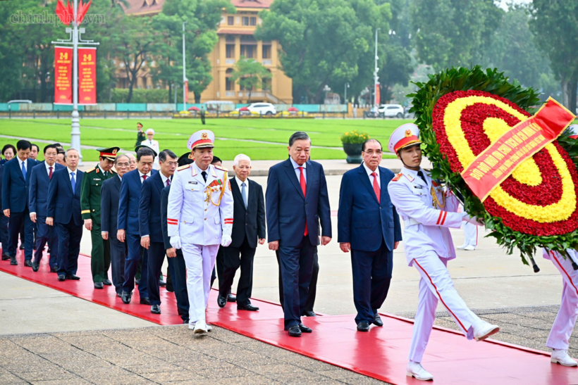 Lãnh đạo Đảng, Nhà nước đến đặt vòng hoa và vào Lăng viếng Chủ tịch Hồ Chí Minh (Ảnh: VGP).