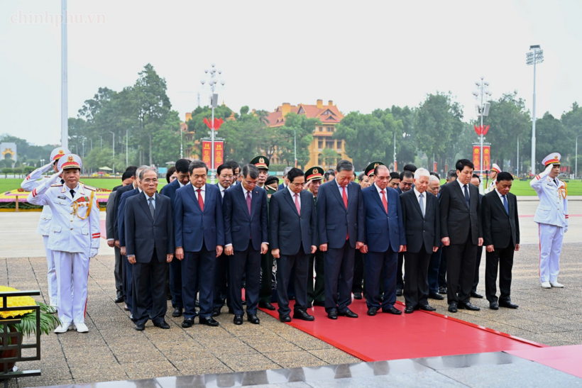 Các đồng chí lãnh đạo, nguyên lãnh đạo Đảng, Nhà nước tưởng nhớ Chủ tịch Hồ Chí Minh (Ảnh: VGP).