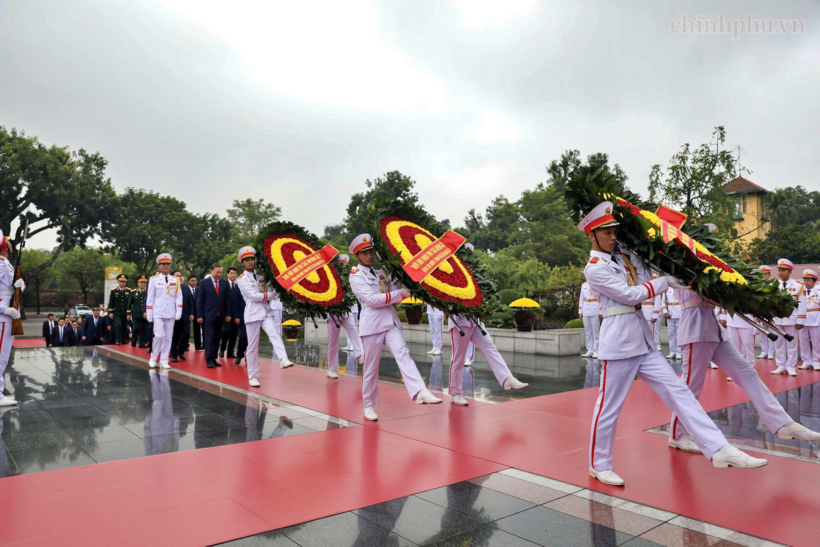 Lãnh đạo Đảng, Nhà nước đến đặt vòng hoa tại Đài tưởng niệm các Anh hùng liệt sĩ (Ảnh: VGP).
