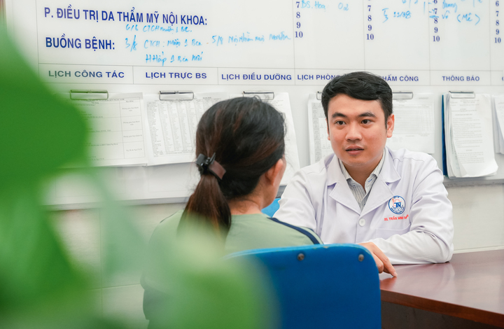 Người phụ nữ gặp biến chứng sau phẫu thuật mi mắt. Ảnh: BVCC