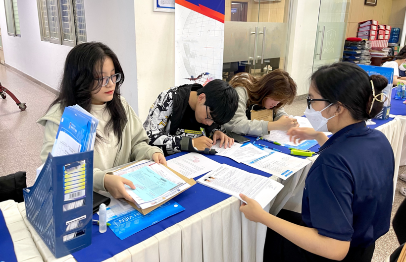 Bên cạnh việc chuẩn bị đầy đủ giấy tờ pháp lý, các khoản tài chính cần đóng góp ngay khi nhập học cũng là vấn đề thiết yếu được phụ huynh và sinh viên đặc biệt quan tâm. Ảnh minh họa: Thanh niên