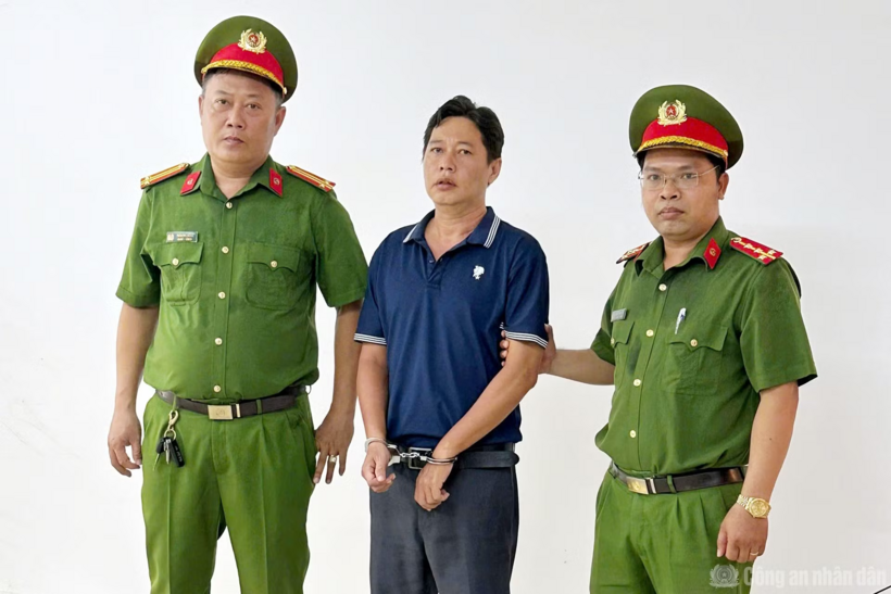 Cơ quan CSĐT Công an TP Cần Thơ tống đạt quyết định khởi tố bị can đối với Lý Tín Phước.
