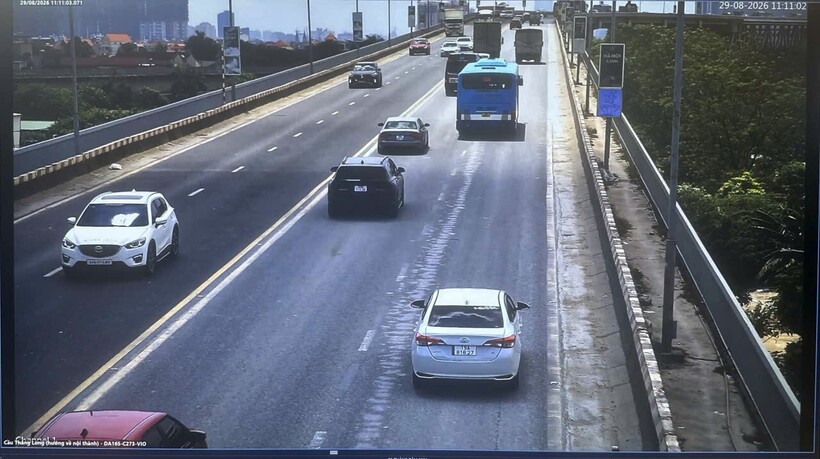Camera AI được lắp đặt trên tuyến đường vành đai ở Hà Nội, hỗ trợ phát hiện, ghi nhận các hành vi vi phạm giao thông. Ảnh CACC.