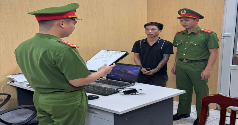 Cơ quan CSĐT Công an tỉnh Hưng Yên tống đạt Quyết định khởi tố bị can&nbsp;&nbsp;và Lệnh bắt bị can để tạm giam đối với Bùi Vĩnh Tuy. (Ảnh: Công an tỉnh Hưng Yên)