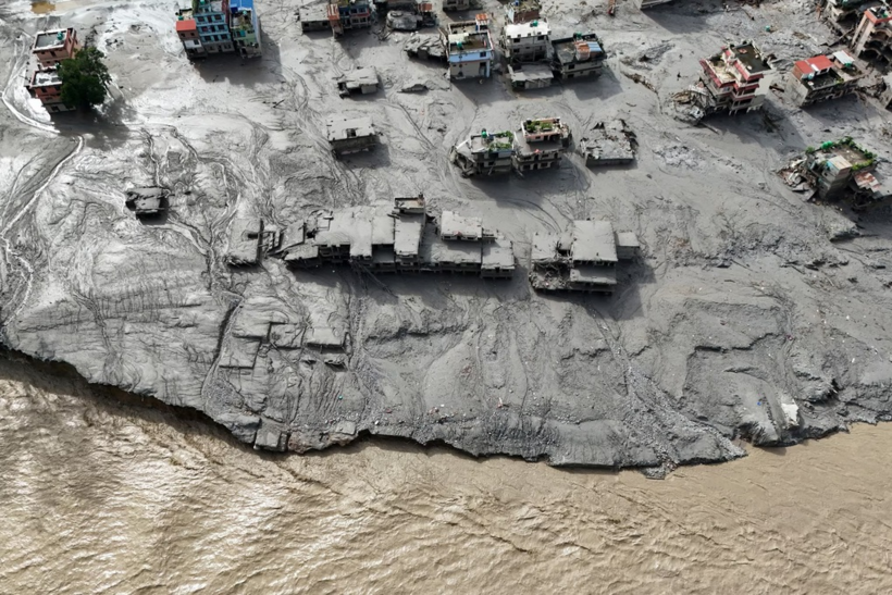 Lũ quét ở biên giới Nepal - Trung Quốc (Ảnh: Reuters).