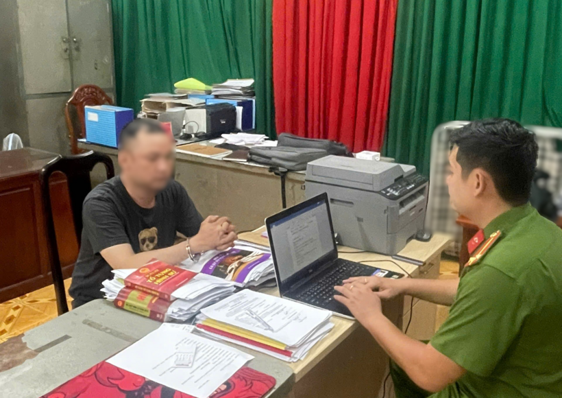 Công an phường làm việc với đối tượng T.. Ảnh: Công an TP.Đồng Nai