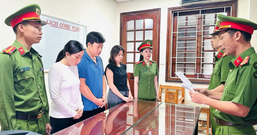 Cơ quan Cảnh sát điều tra Công an tỉnh Thanh Hóa thi hành Quyết định khởi tố vụ án, khởi tố bị can. (Ảnh: Công an Thanh Hóa)