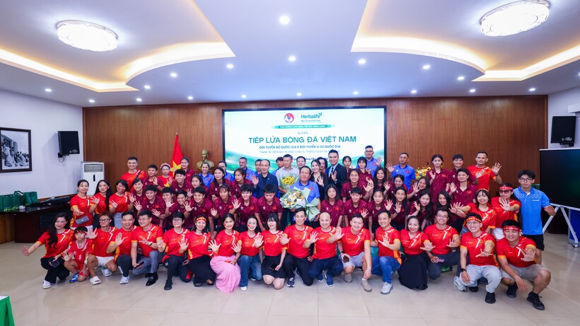 Từ lời chúc đến những cái bắt tay: Một ngày tiếp lửa cho bóng đá Việt Nam trước Đấu trường Châu Á 2026 - 3