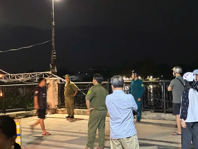 Hiện trường phát hiện thi thể người đàn ông trôi dạt trên sông Sài Gòn, đoạn qua phường Thủ Dầu Một. Ảnh: SGGP