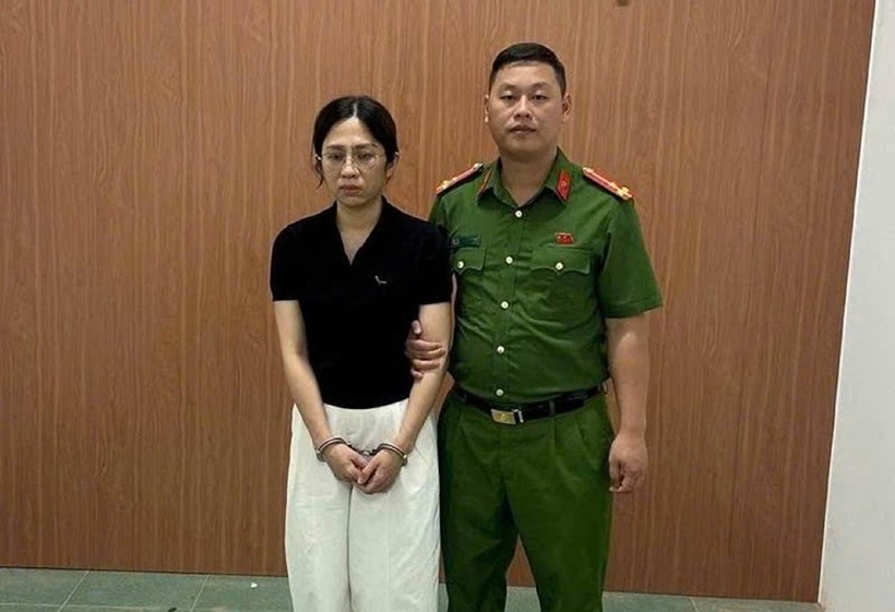 Đối tượng Trần Diệu Hương tại Công an xã Phúc Thịnh. Ảnh: Công an TP.Hà Nội
