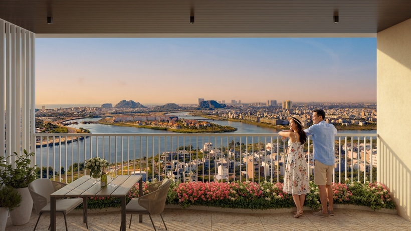 Tầm nhìn panorama đắt giá từ ban công penthouse mang đến đặc quyền thưởng lãm cảnh quan trọn vẹn mà vẫn đảm bảo tính riêng tư. Ảnh minh họa: Sun Property.