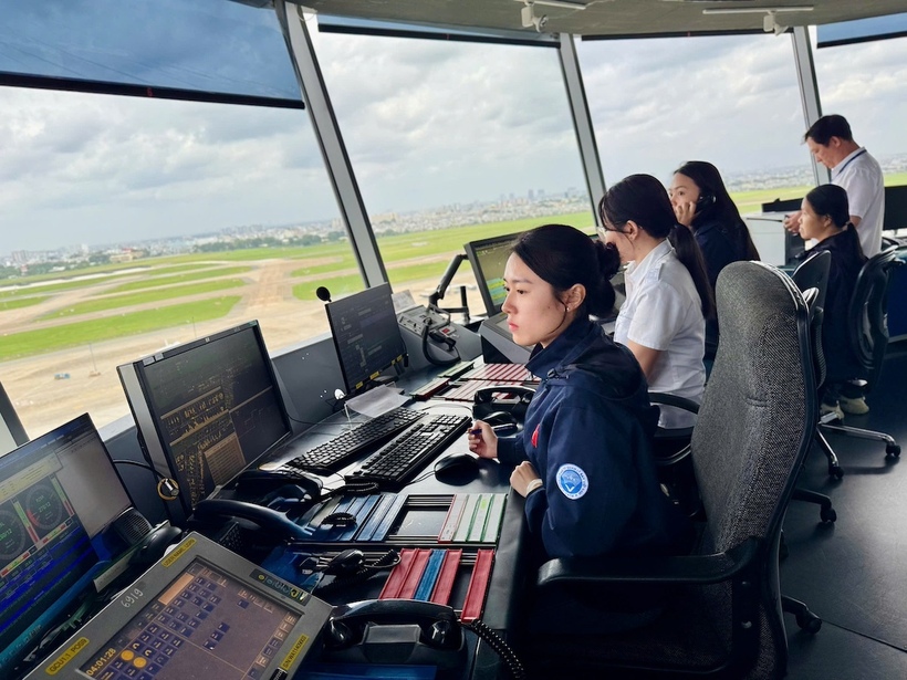 Kíp trực Kiểm soát không lưu tại Đài Kiểm soát không lưu Tân Sơn Nhất sẵn sàng thực hiện nhiệm vụ, bảo đảm an toàn, điều hòa hoạt động bay trong dịp cao điểm lễ Quốc khánh 2/9. Ảnh: T.D