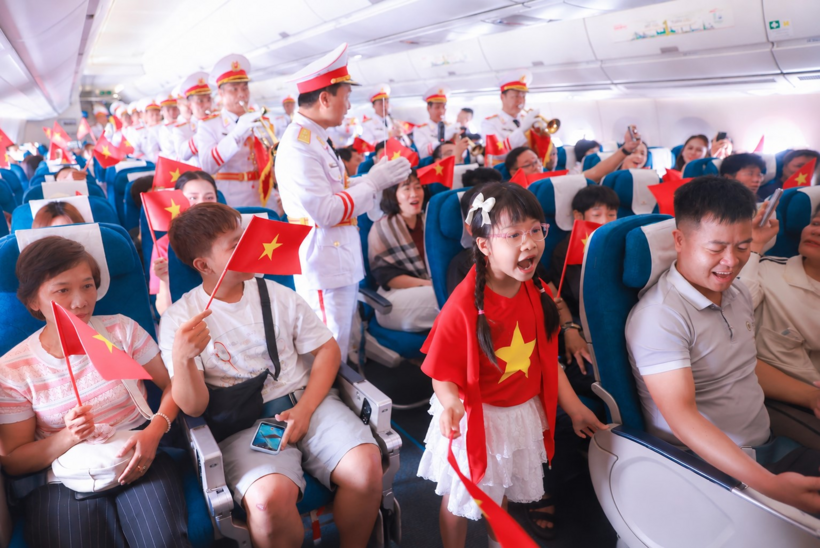 Giai điệu Quốc khánh vang lên ở độ cao 10.000 mét trên chuyến bay Vietnam Airlines - 10