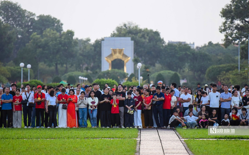 Phía bên ngoài Quảng trường Ba Đình, rất nhiều người dân tập trung để được xem nghi lễ thượng cờ trang nghiêm mừng 81 năm Quốc khánh 2/9.