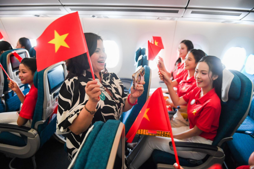 Giai điệu Quốc khánh vang lên ở độ cao 10.000 mét trên chuyến bay Vietnam Airlines - 11