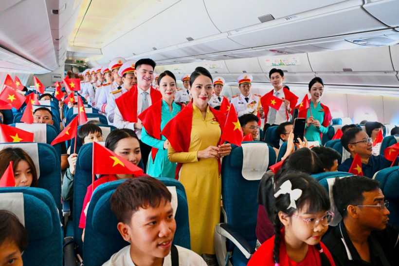 Giai điệu Quốc khánh vang lên ở độ cao 10.000 mét trên chuyến bay Vietnam Airlines - 12