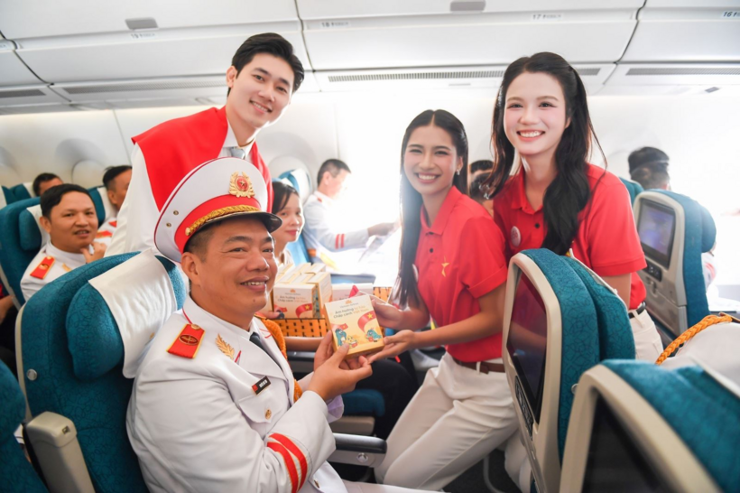 Giai điệu Quốc khánh vang lên ở độ cao 10.000 mét trên chuyến bay Vietnam Airlines - 14