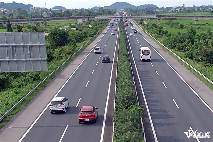 Phương tiện lưu thông trên cao tốc Pháp Vân - Cầu Giẽ - Cao Bồ - Mai Sơn - Quốc lộ 45. Ảnh: Đình Hiếu