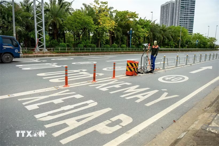 Biển báo tốc độ được sơn trực tiếp trên mặt đường, giúp người điều khiển phương tiện dễ nhận biết quy định đối với từng làn xe. (Ảnh: Trung Nguyên/TTXVN)