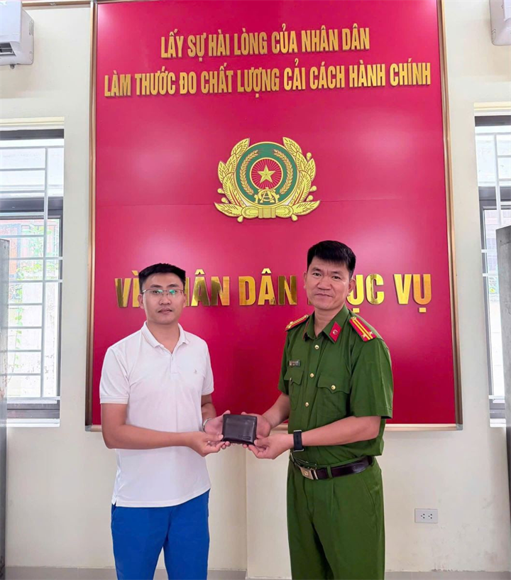 Công an xã Tam Đảo trao trả ví da cùng tài sản cho anh Trần Minh Đức. Ảnh: CACC/Vietnamnet