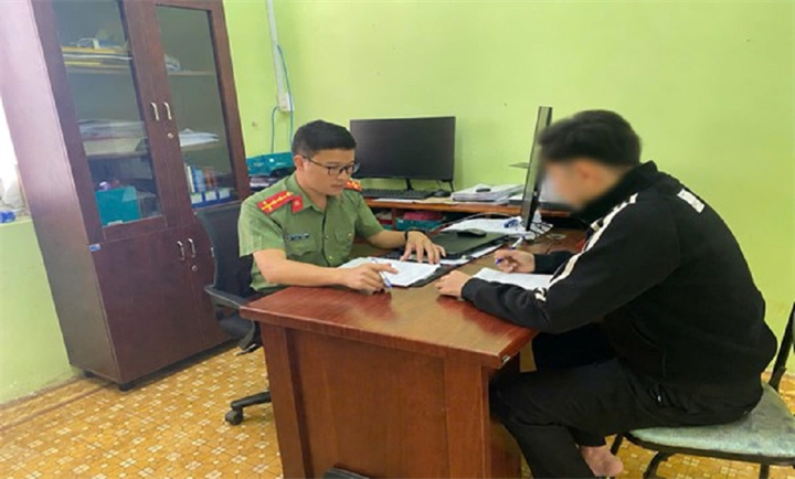 Cán bộ Phòng An ninh kinh tế lập biên bản vi phạm hành chính. Ảnh: Công an tỉnh Lâm Đồng.