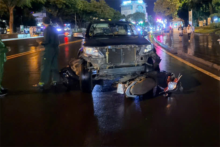 Hiện trường vụ ô tô tông liên hoàn nhiều xe máy ở Quảng trường Đại Đoàn Kết (Ảnh: Chí Anh).