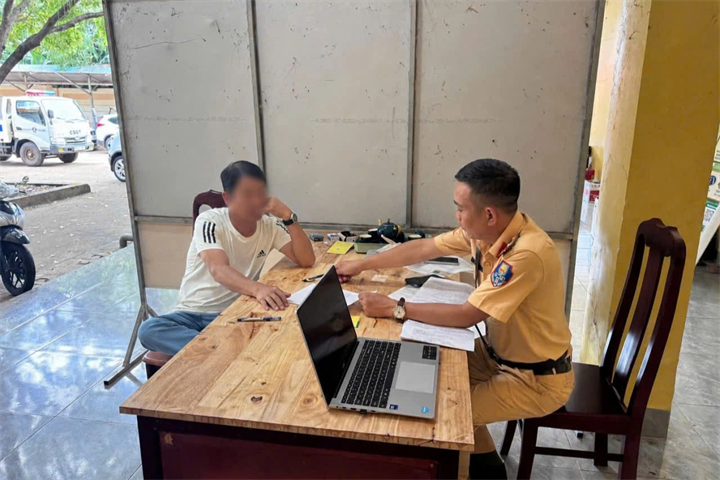 Tại cơ quan công an, tài xế B. thừa nhận việc vi phạm và chấp hành quyết định xử phạt. Ảnh: Dân Trí