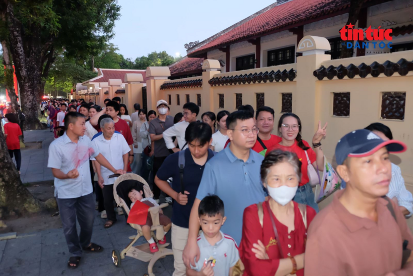 Dòng người xếp hàng kéo dài từ ngã tư Hùng Vương - Lê Hồng Phong đến phố Ngọc Hà để được vào&nbsp;Quảng trường Ba Đình, chứng kiến lễ thượng cờ đặc biệt.