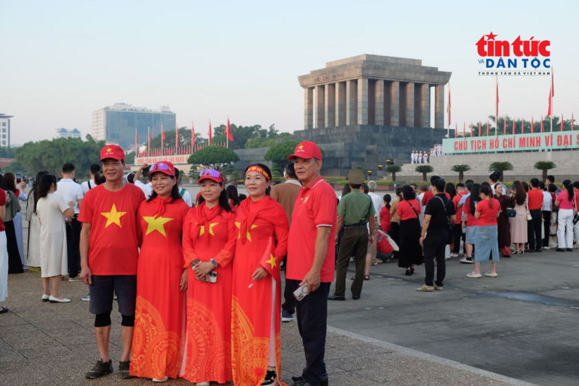 Một gia đình trong trang phục cờ đỏ sao vàng có mặt tại&nbsp;Quảng trường Ba Đình từ sớm,&nbsp;chào mừng ngày Quốc khánh 2/9.