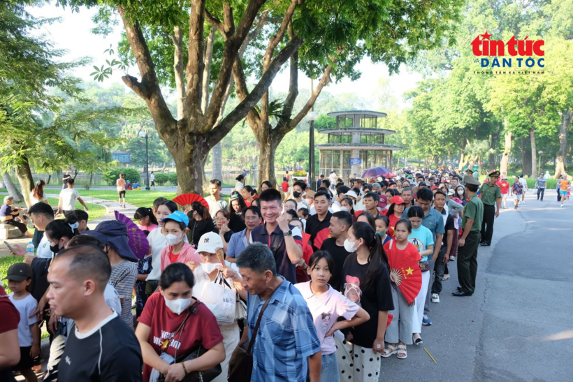Hàng nghìn người dân nối đuôi nhau xếp hàng dài đến công viên Bách Thảo để được vào Lăng viếng Bác.