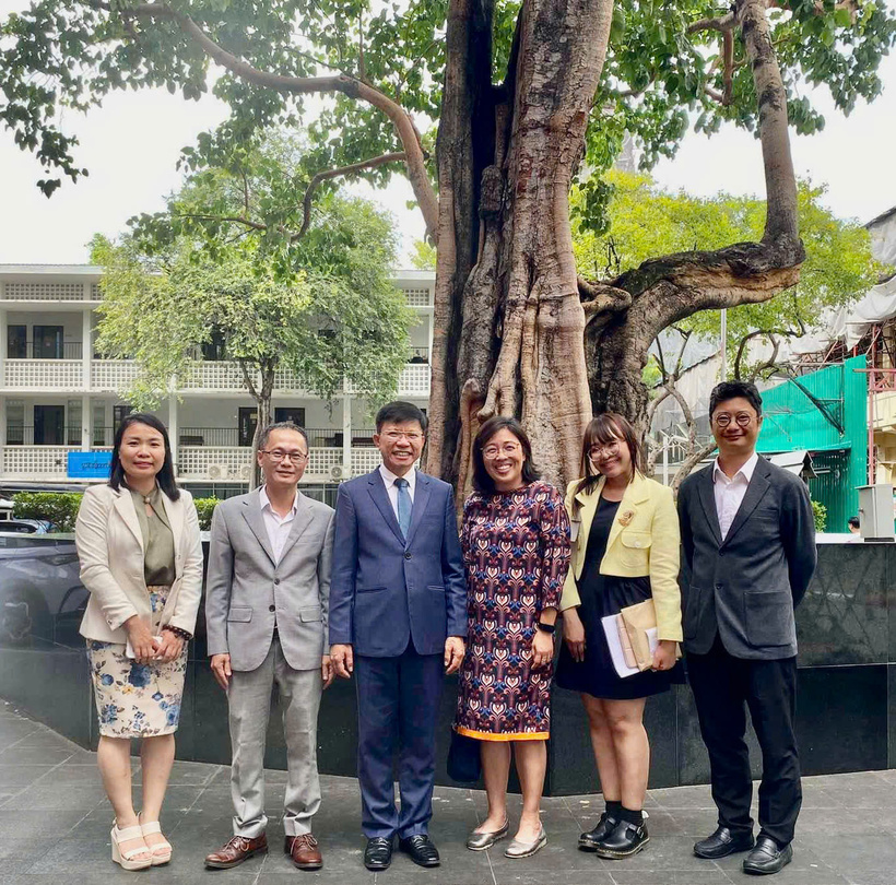 GS. TS. Hoàng Anh Tuấn (thứ 3 từ trái sang) và đoàn công tác làm việc tại Khoa Xã hội Nhân văn, ĐH Thammasat (tháng 8/2024) để bàn kế hoạch tổ chức Hội thảo và xuất bản sách 8/2026.