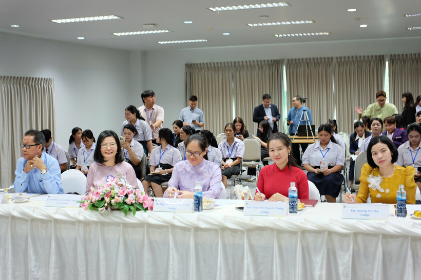 Giảng viên trường ĐH KHXH&NV tham gia Hội đồng chấm thi Hùng biện tiếng Việt dành cho học sinh phổ thông tại ĐH Hoàng gia Udon Thani (8/2026).