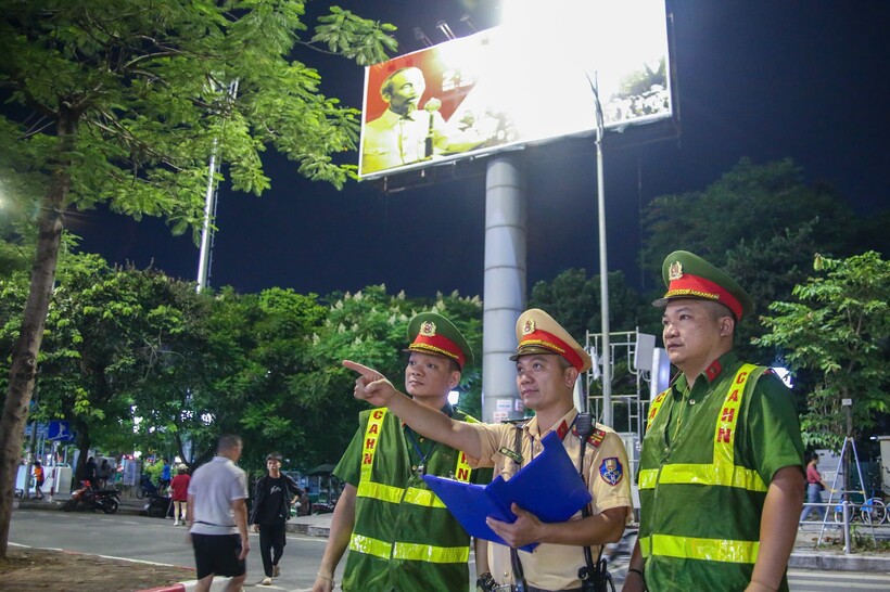 Đội CSGT đường bộ số 4 và Công an phường Hai Bà Trưng triển khai phương án tại điểm Công viên Thống Nhất.