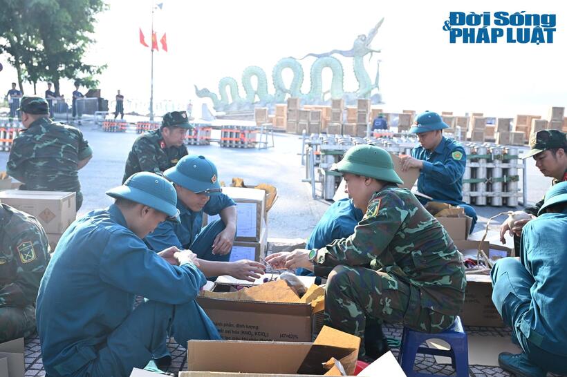 Cán bộ, chiến sĩ Ban Chỉ huy Quân sự phường Tây Hồ khẩn trương hoàn tất công tác chuẩn bị tại trận địa bắn pháo hoa Vườn hoa Lạc Long Quân.