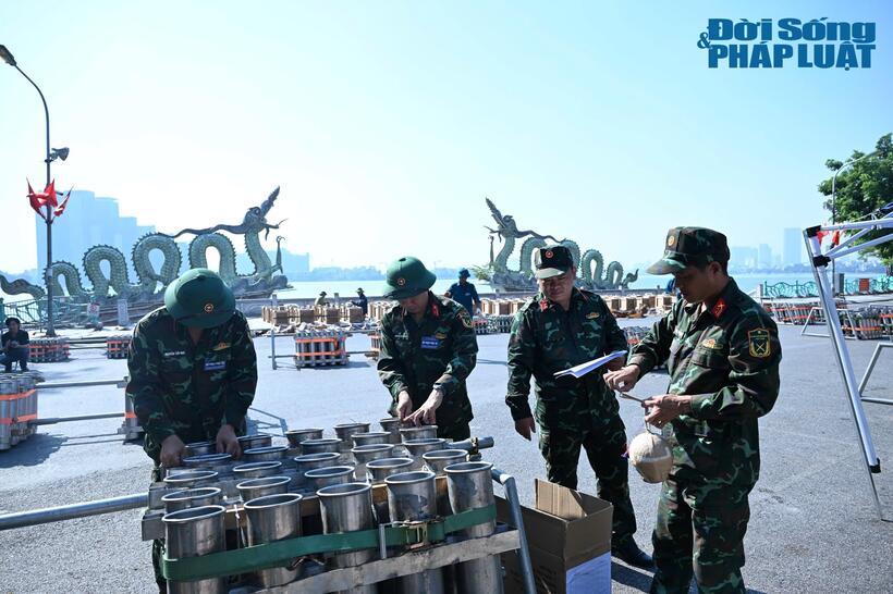 Các ống phóng pháo hoa được bố trí tại trận địa, sẵn sàng cho màn trình diễn lúc 21 giờ ngày 2/9.