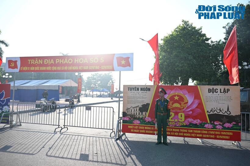 Cận cảnh trận địa bắn pháo hoa số 5 tại Vườn hoa Lạc Long Quân, phường Tây Hồ, Hà Nội, trước giờ khai hỏa.