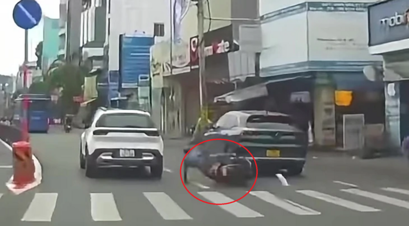 Hình ảnh người đi xe máy bị ngã. Ảnh cắt từ clip/Tuổi Trẻ