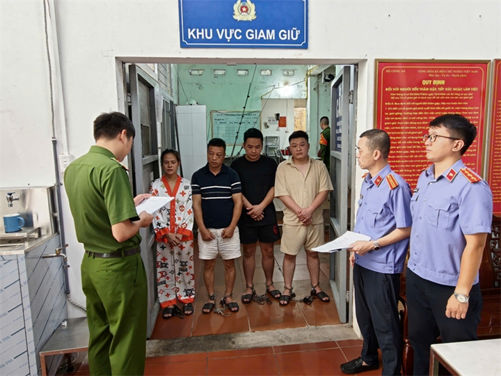 Cơ quan chức năng tạm giữ 4 đối tượng trong vụ hành hung tài xế taxi ở phường Móng Cái 1/Ảnh: Bảo vệ Pháp luật
