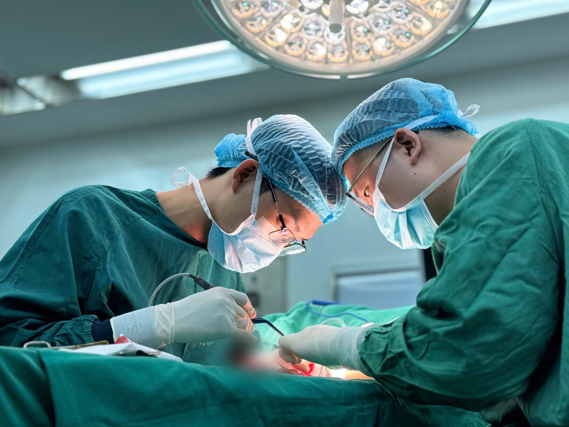 Vết thương chảy dịch kéo dài sau đặt túi ngực, bác sĩ nghi nhiễm vi khuẩn không điển hình. Ảnh: BVCC