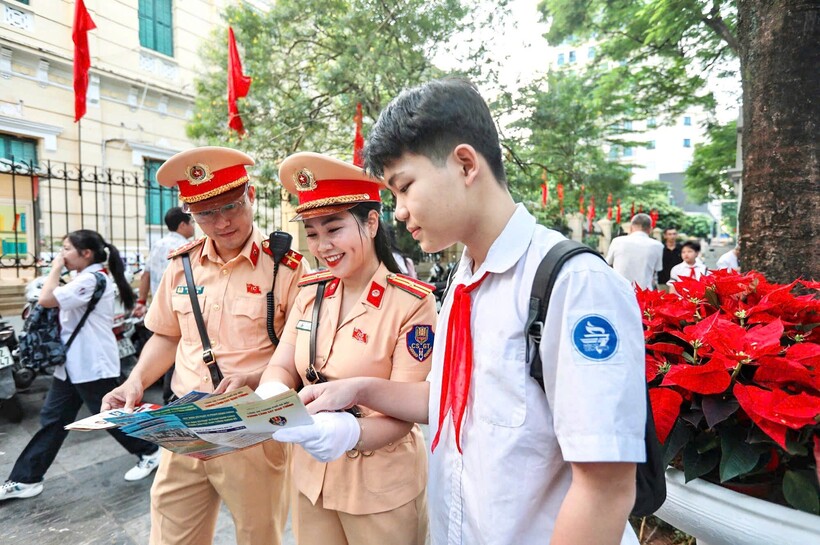 CSGT Hà Nội tăng cường tuyên truyền pháp luật giao thông đối với học sinh.