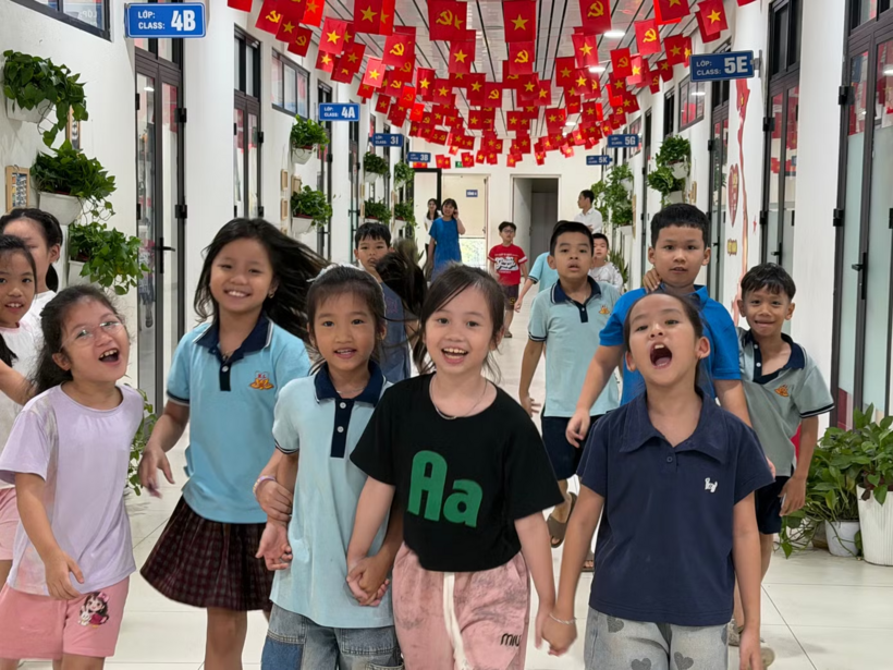 Học sinh Trường tiểu học Kim Liên trước thềm khai giảng năm học mới. Ảnh: Tiền phong