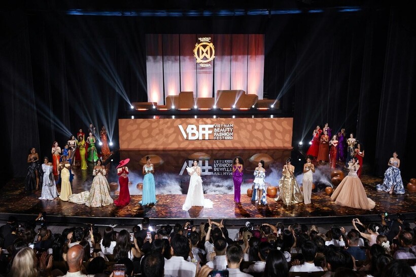 Dàn người đẹp Miss World 2026 trình diễn tại Nhà hát Đó