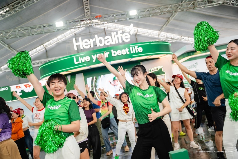 Các vận động viên giao lưu cùng Châu Tuyết Vân. Nguồn ảnh Herbalife Việt Nam