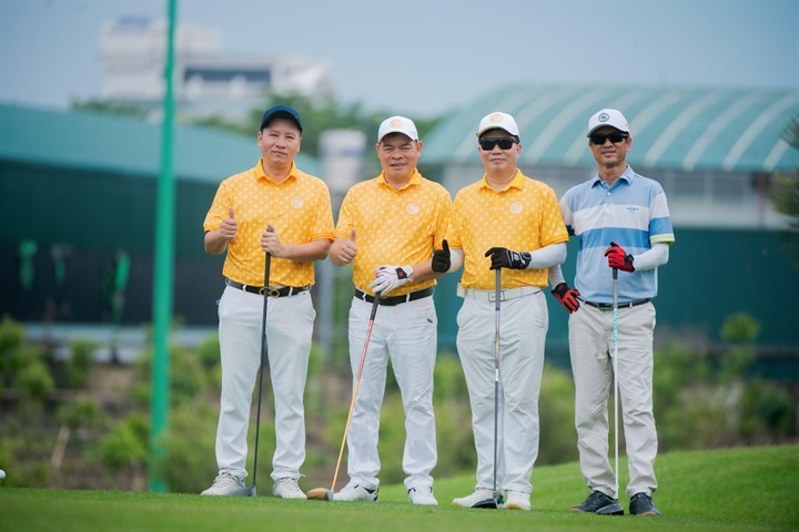 Đại diện Dược phẩm Meracine và các golfer tại Meracine Golf Championship 2026 (Ảnh do Meracine cung cấp)