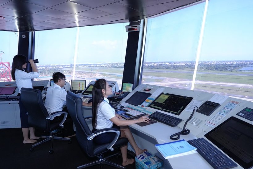 Kíp trực tại Đài Kiểm soát Cát Bi tập trung theo dõi, điều hành hoạt động bay trong tình huống phát hiện vật thể bay nghi UAV gần khu vực sân bay. Ảnh: T.D