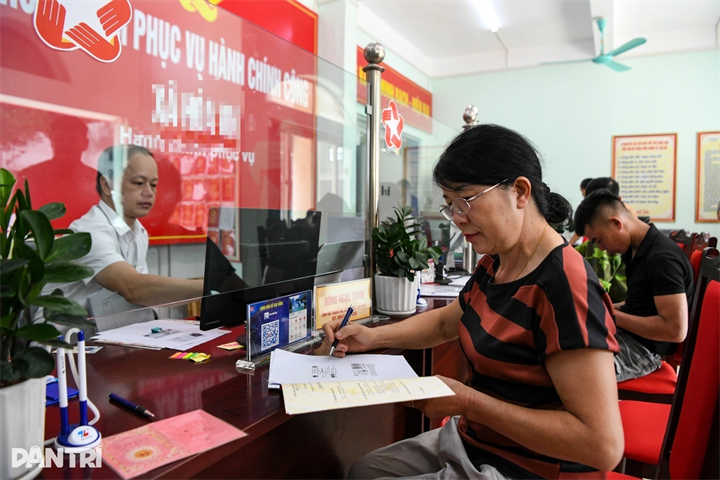 Người dân thực hiện thủ tục hành chính liên quan đến đất đai (Ảnh minh họa: Sơn Nguyễn).