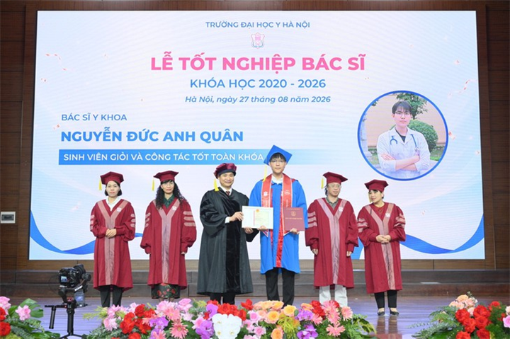 Tân Thủ khoa Bác sĩ nội trú Nguyễn Đức Anh Quân nhận bằng tốt nghiệp Bác sĩ Y khoa khóa 2020 - 2026 và tuyên dương Sinh viên giỏi, công tác tốt toàn khóa của Trường Đại học Y Hà Nội. Ảnh: Sức khỏe và Đời sống.