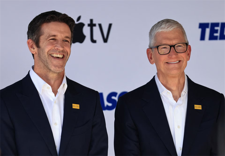 John Ternus (trái) và Tim Cook. Ảnh:&nbsp;Reuters.