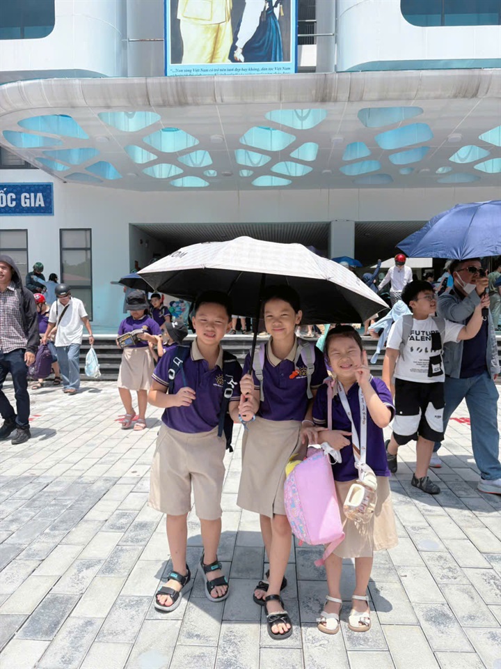 Học sinh trường Tiểu học Hoàng Mai giờ tan trường. Ảnh: Đỗ Giang.